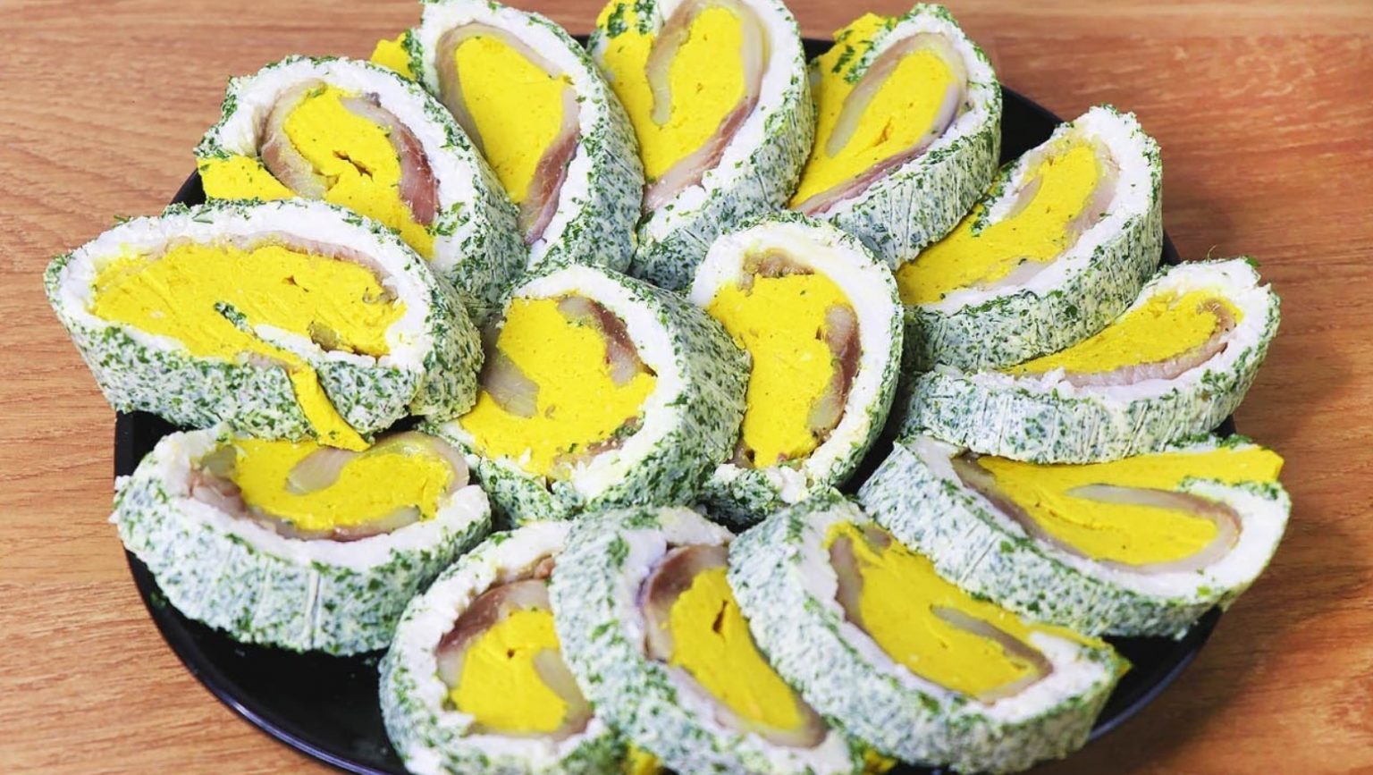 Рулет из сельди с сыром и оливками