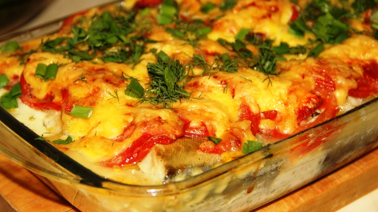 Рецепт рыбная запеканка с картофелем в духовке. Минтай с помидорами и сыром в духовке. Минтай в духовке самый вкусный с овощами. Запеканка из минтая с овощами. Рыба в духовке с овощами и сыром.