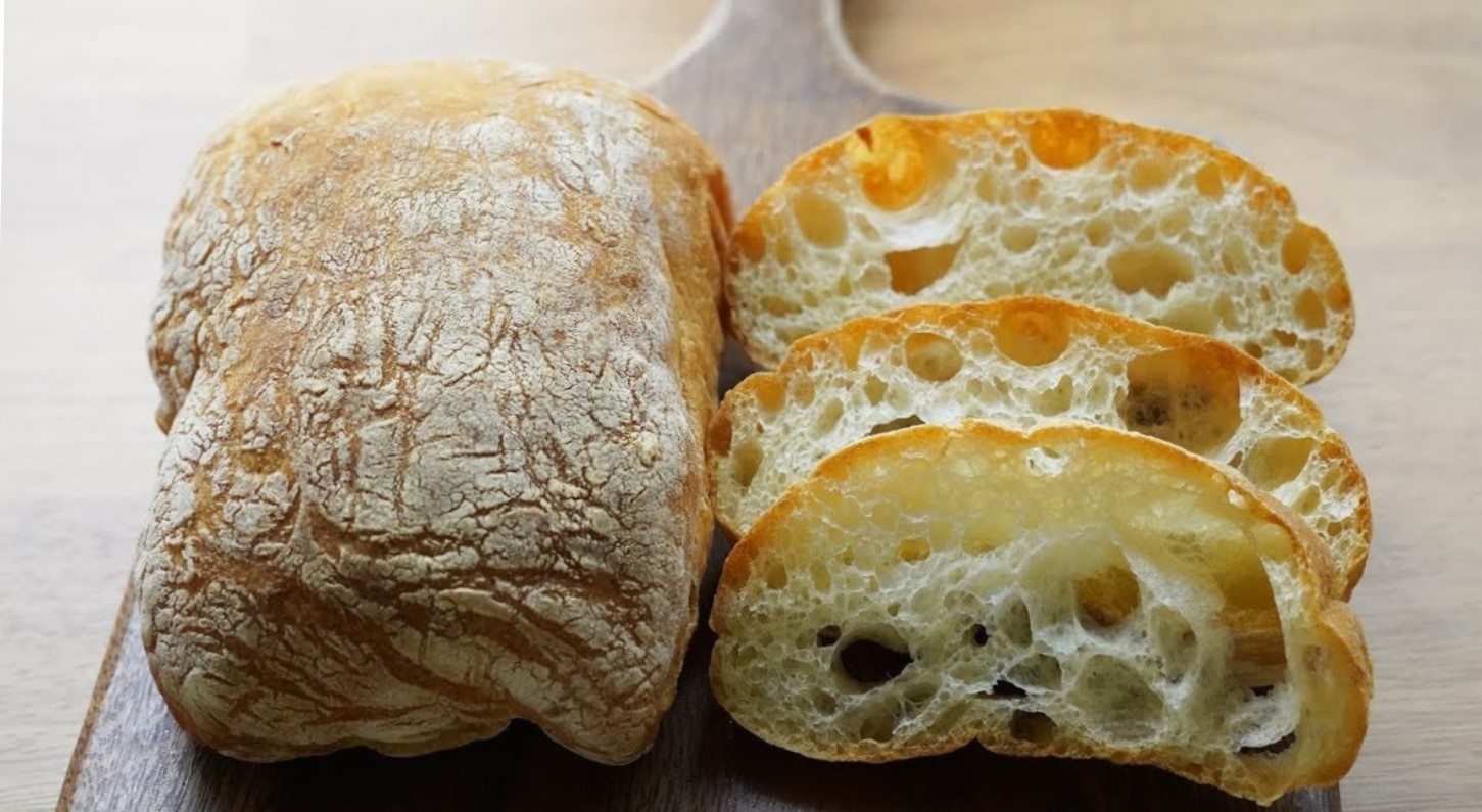 Итальянский хлеб рецепты. Итальянский хлеб чиабатта. Итальянская булка чиабатта. Чиабатта светлая. Чиабатта Бавария.