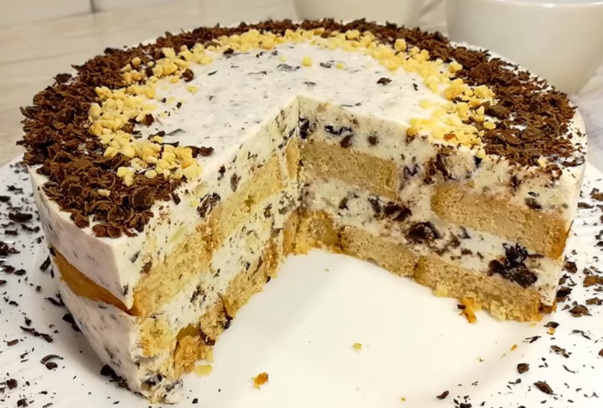Торт без выпечки с заварным кремом, желе и сухариками