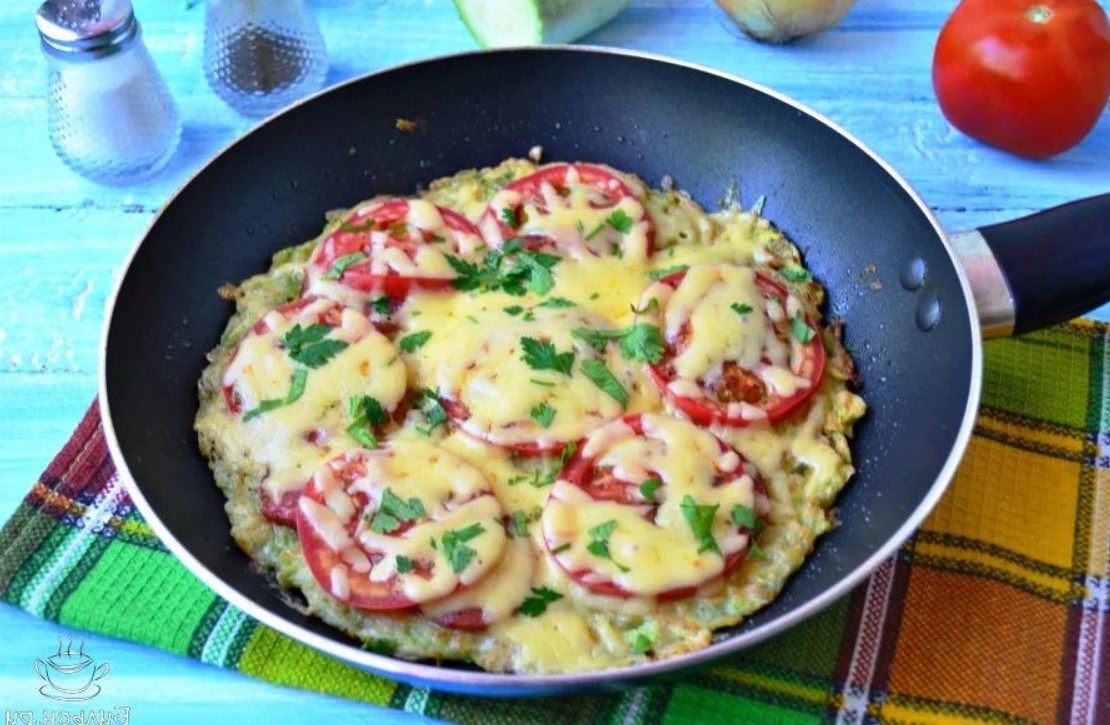 пицца из лаваша на сковороде с яйцом колбасой и сыром и помидорами на сковороде рецепт фото 97