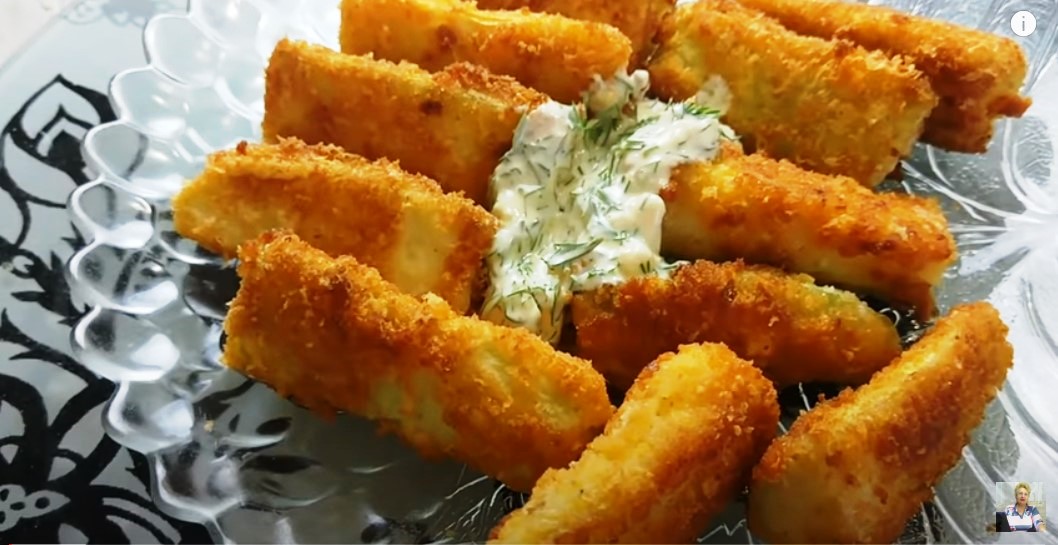Кабачки в сухарях на сковороде с чесноком брусочками. Жареные кабачки брусочками. Палочки цукини. Гарнир к наггетсам куриным. Наггетсы из кабачков брусочками.