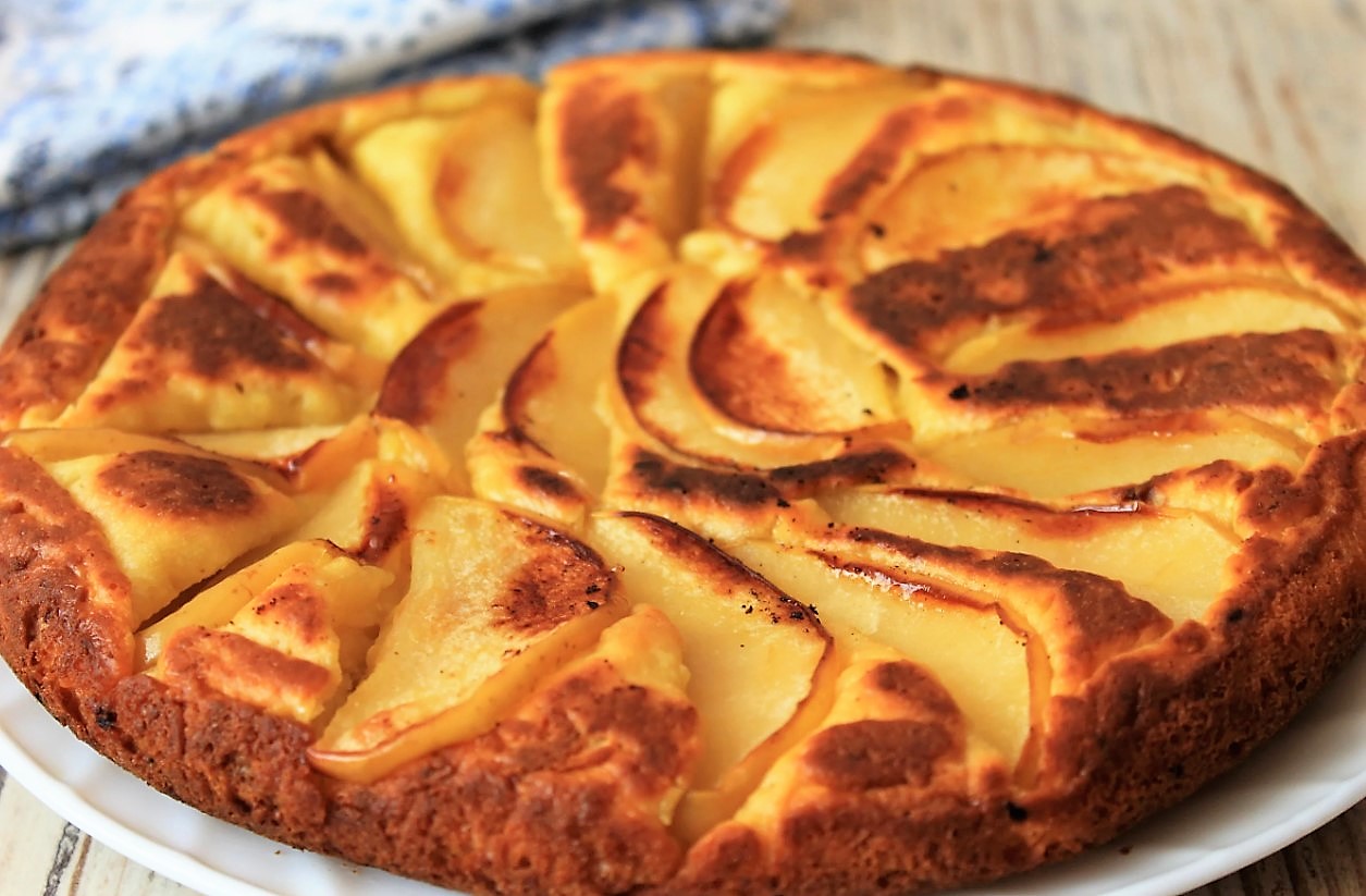 Шарлотка вкусный рецепт классический. Яблочный пирог на сковороде. Пирог с яблоками на сковороде. Творожный пирог с яблоками. Яблочный пирог на скорую руку.