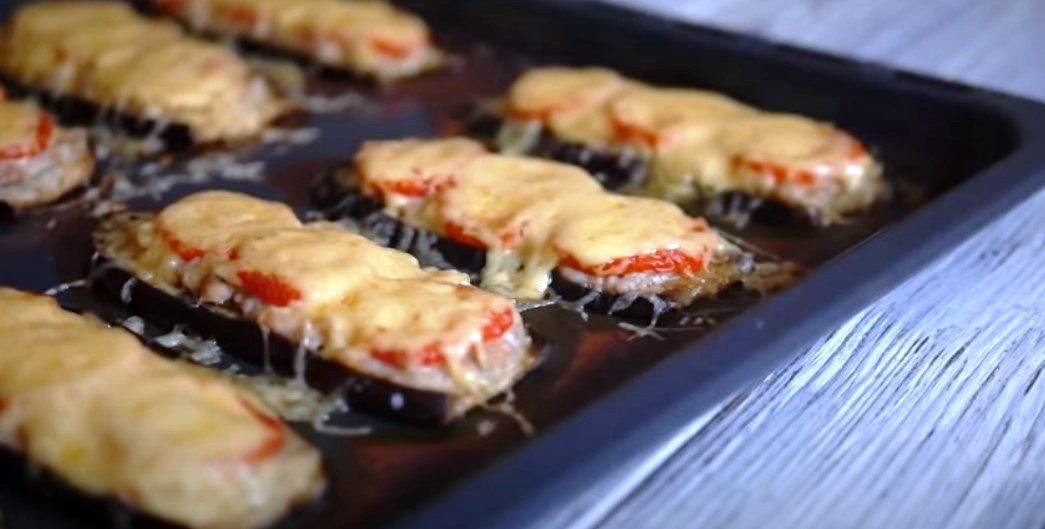 Баклажаны в духовке с помидорами и сыром. Баклажаны по французски. Баклажаны в духовке. Баклажаны по французски в духовке. Баклажаны по французски в духовке.