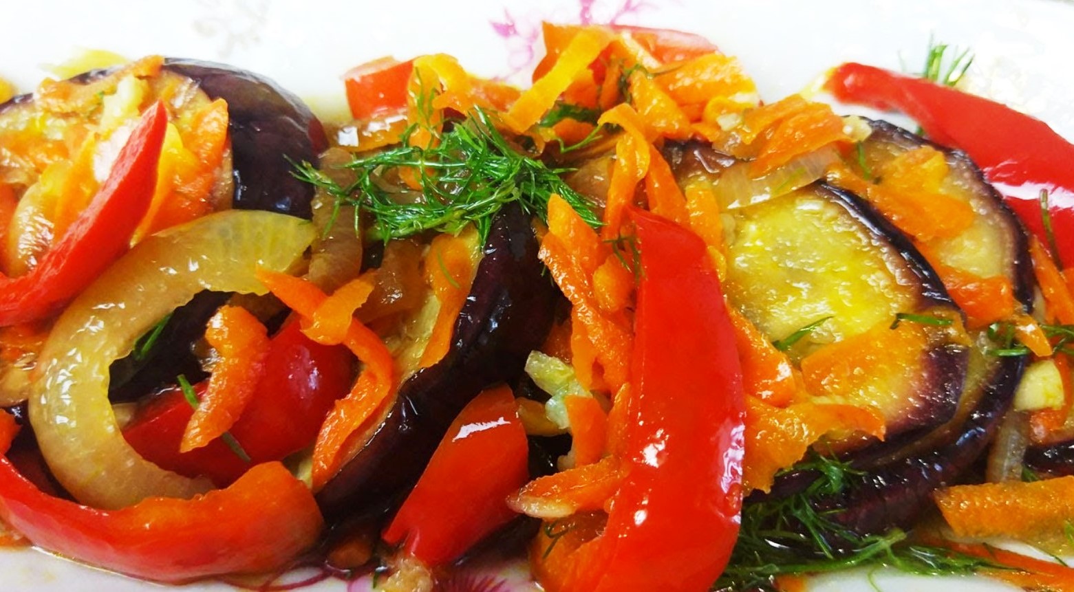 Салат из баклажанов с морковью и огурцами