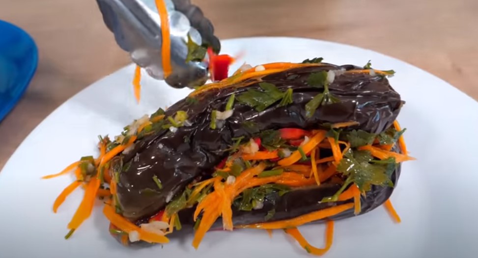 Баклажаны квашеные, фаршированные овощами - кулинарный рецепт.