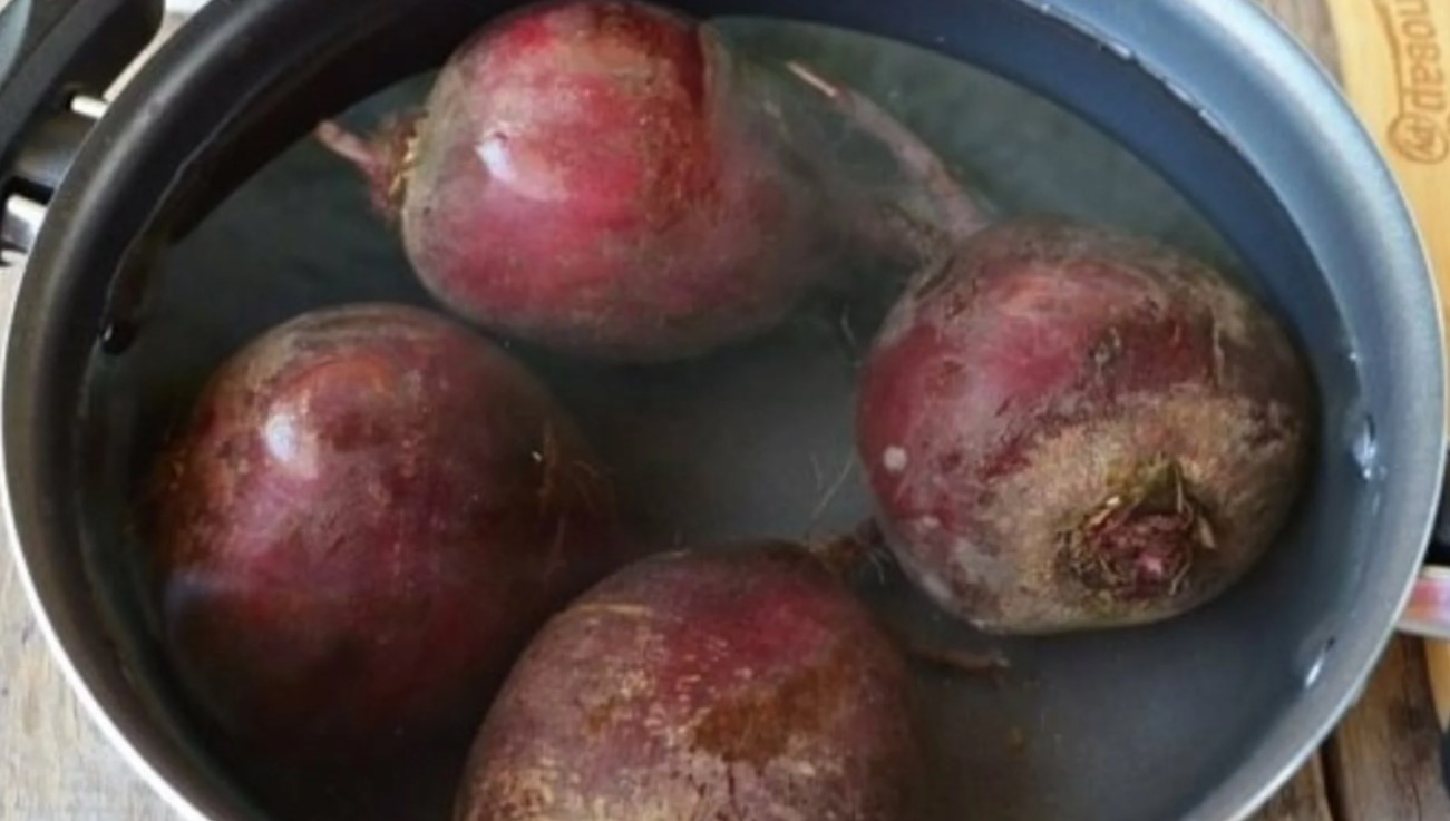 Свекла вареная фото. Свекла очищенная. Как варить очищенную свеклу. Свекла в кастрюле с водой. Как варить очищенную свеклу.