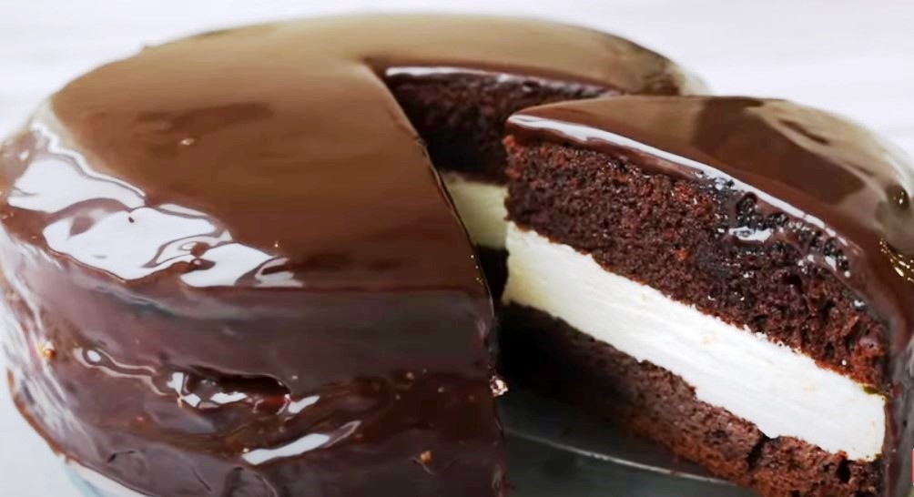 Торт из конфет, молочного шоколада и киндер-сюрпризов