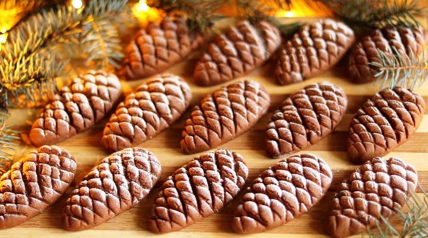 Шоколадная шишка с кедровыми орешками абаканские сладости. Наташа Шакинко печенье шишки. Печенье шишки новогодние. Шоколадное печенье шишки. Пирожное шишки.