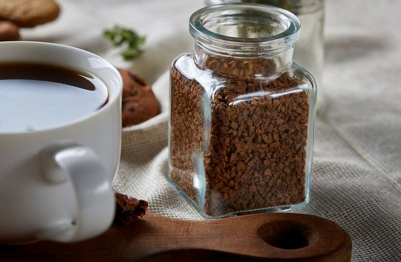 Из чего делают растворимый кофе и есть ли в нем… кофе? Заглянули в состав и за кулисы производства