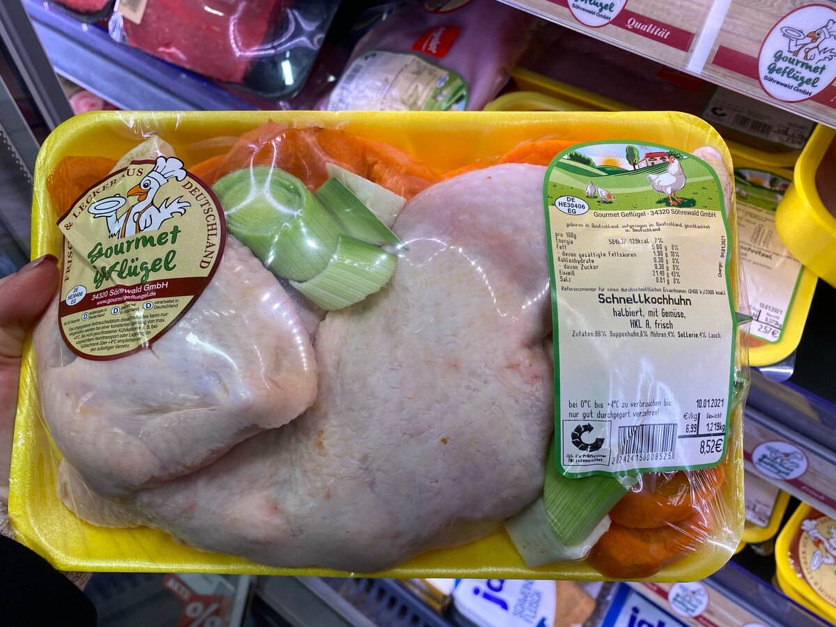 Сколько стоит килограмм куры. Курица целая. Мясо курицы в магазине. Килограмм свинины.