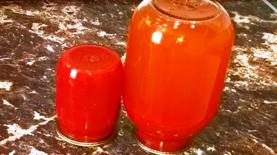 На зиму заготовили 57 л томатного. Томатный сок из томатной пасты. Томатная паста в бочках. Томатный сок из пасаты. Томатный сок gusto.