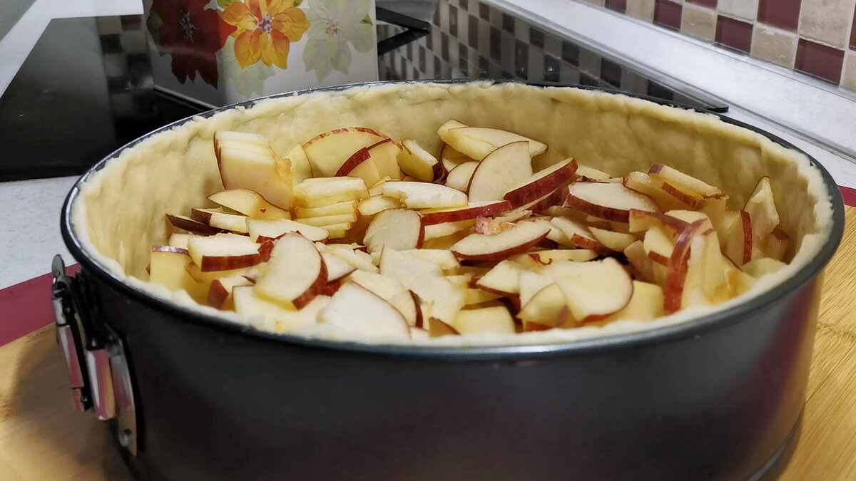 Готовлю такой пирог с яблоками вместо Шарлотки. Мягкое тесто и много яблок в нежной как крем заливке (делюсь рецептом)