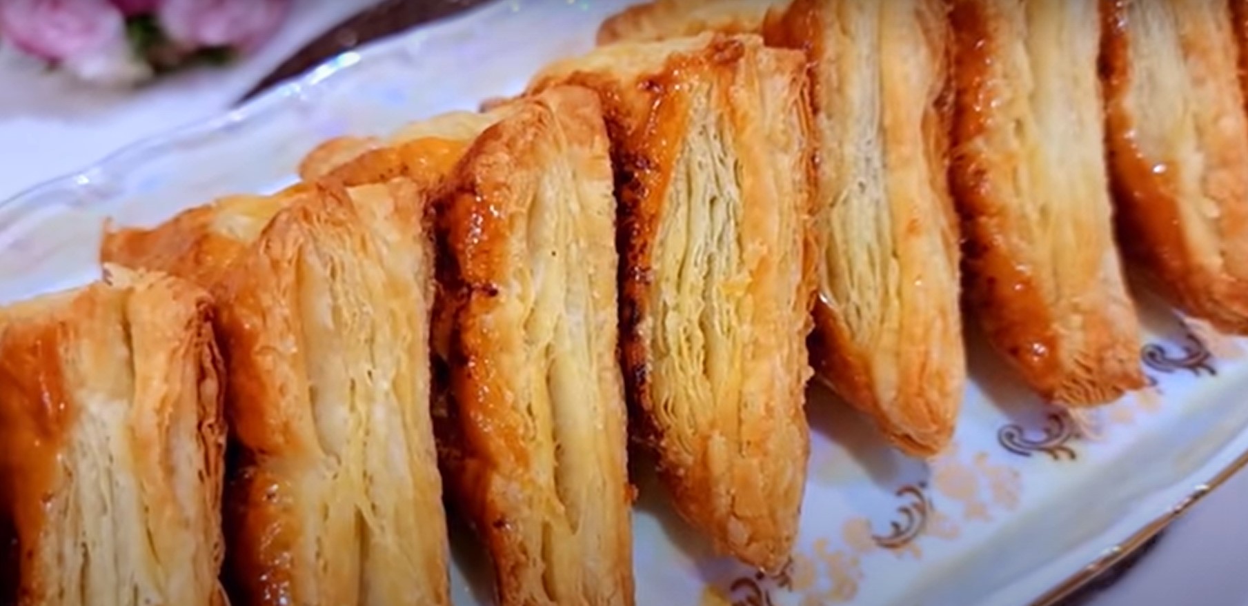 Пирожки-конверты из слоеного теста