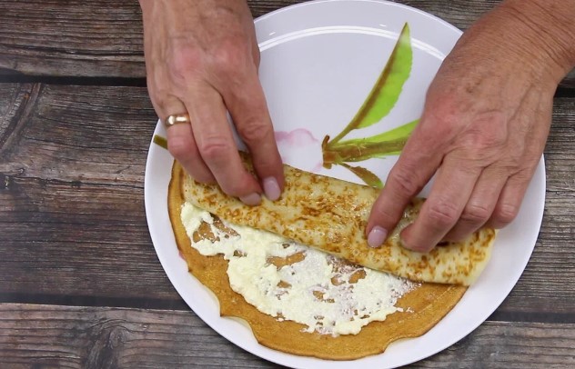 Мамины налистники самые вкусные и начинка не высыпается. Главное свернуть правильным способом