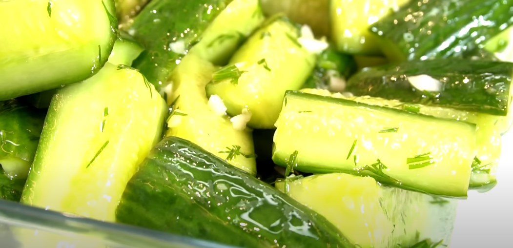 Малосольные огурцы трясуны. Замолосолить огурцы в кастрюле. Огурцы 1 кг соль 1. Малосольные огурцы при диабете 2. Малосольный огурец один.