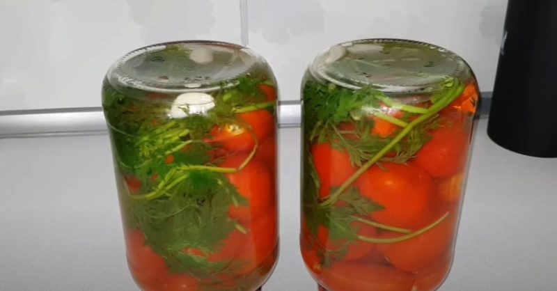 В банке вкуснота, а снаружи красота. Помидоры с морковной ботвой: маринад пью прямо из банки