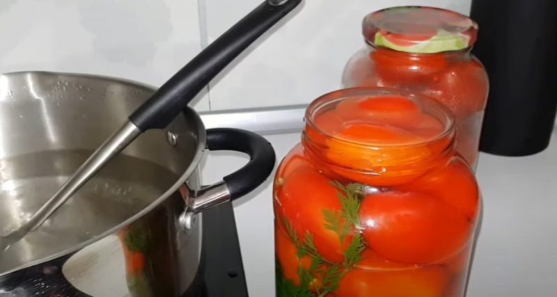 В банке вкуснота, а снаружи красота. Помидоры с морковной ботвой: маринад пью прямо из банки