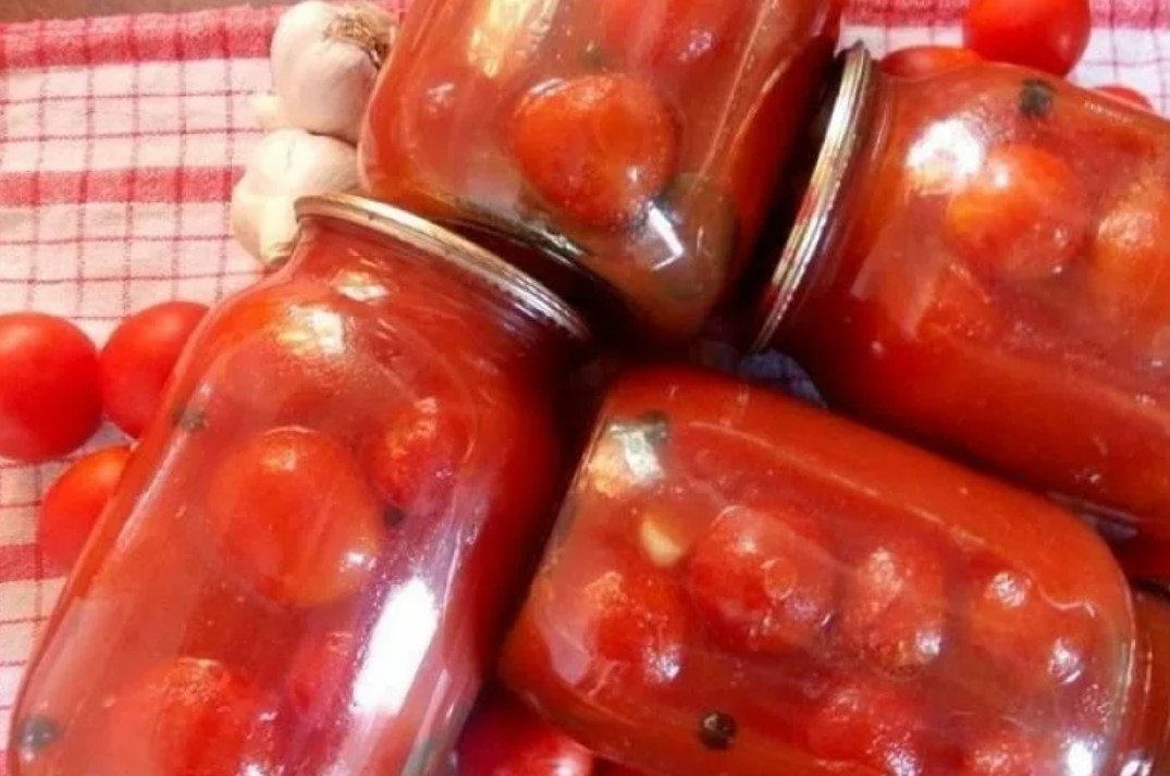 Рецепт помидоры в собственном сладкие. Помидоры в собственном соку. Помидорывсобствеенномсоку. Помидоры в томатном соке. Помидоры в томатном соке на зиму.