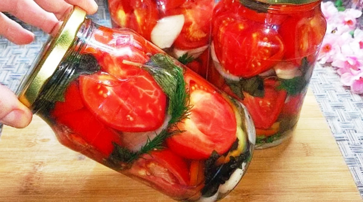 Салат из помидоров на зиму без стерилизации - пошаговый рецепт с фото на zenin-vladimir.ru