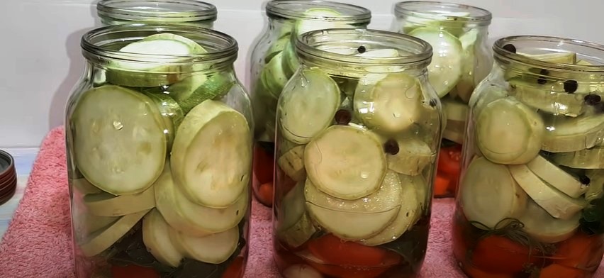 Огурцы с кабачками на зиму. Заготовки на зиму. Огурцы на зиму. Консервирование кабачки на зиму. Маринуем огурцы.