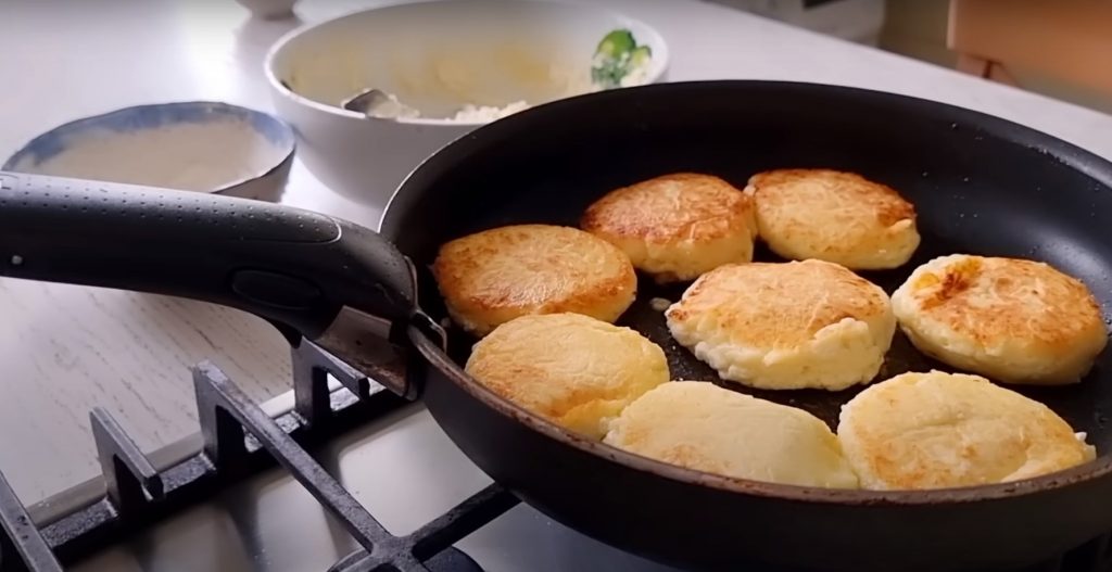 Не пирожки и не шанежки. Домашние сырники: простой рецепт с новым ...