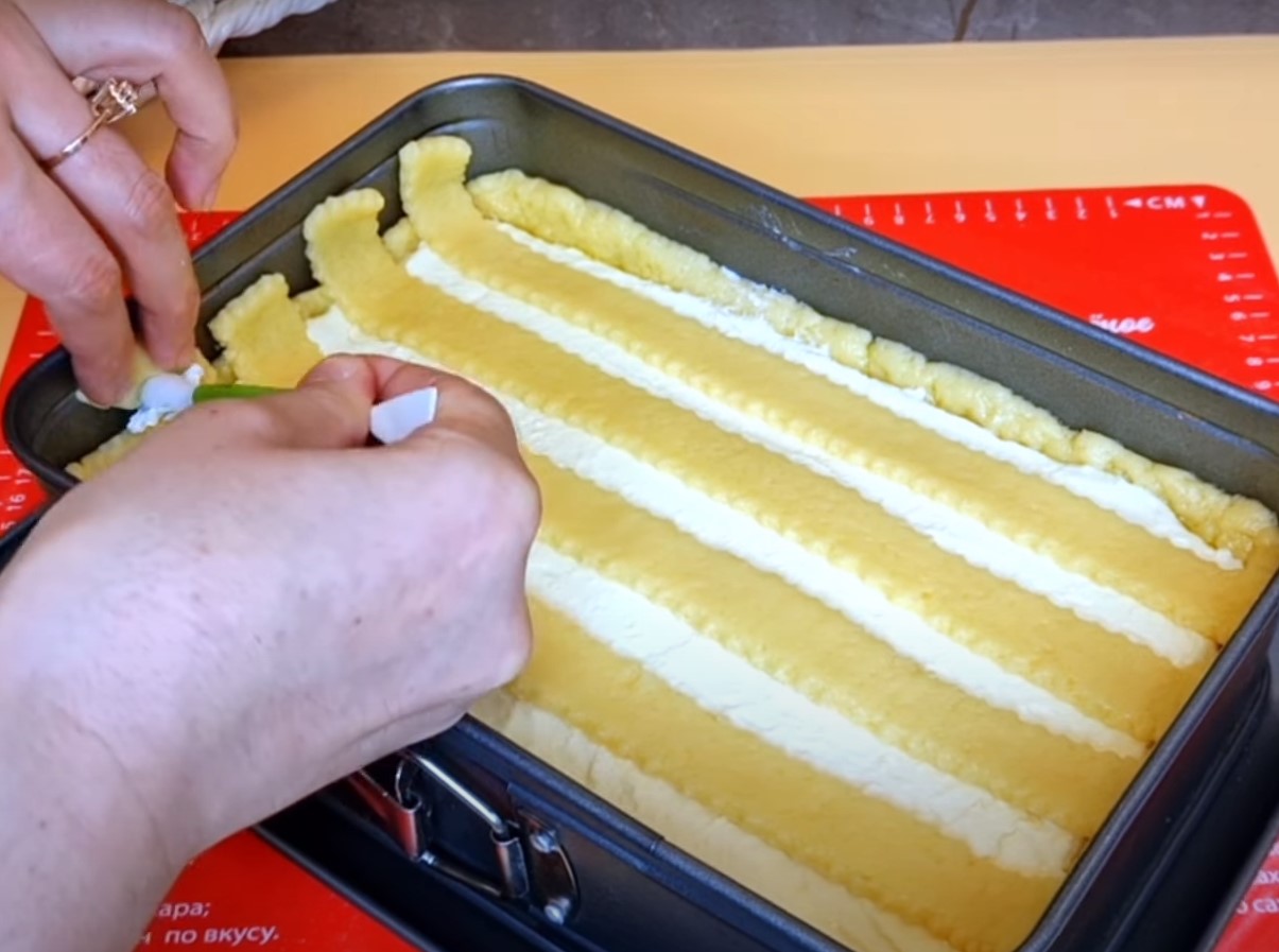 Тесто после разморозки. Пирог. Рецепты. Блондинка раскатывает тесто фото. Как сделать сетку на пироге.