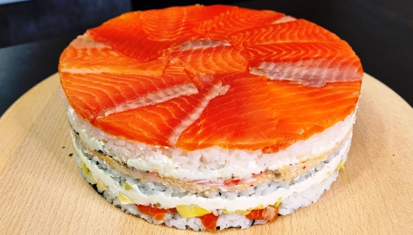 Салат-суши-торт с красной рыбой