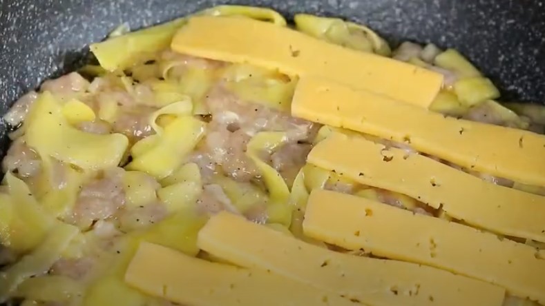 Использую трюк с овощечисткой для быстрого ужина. Вкусный рецепт куриной грудки с картофелем