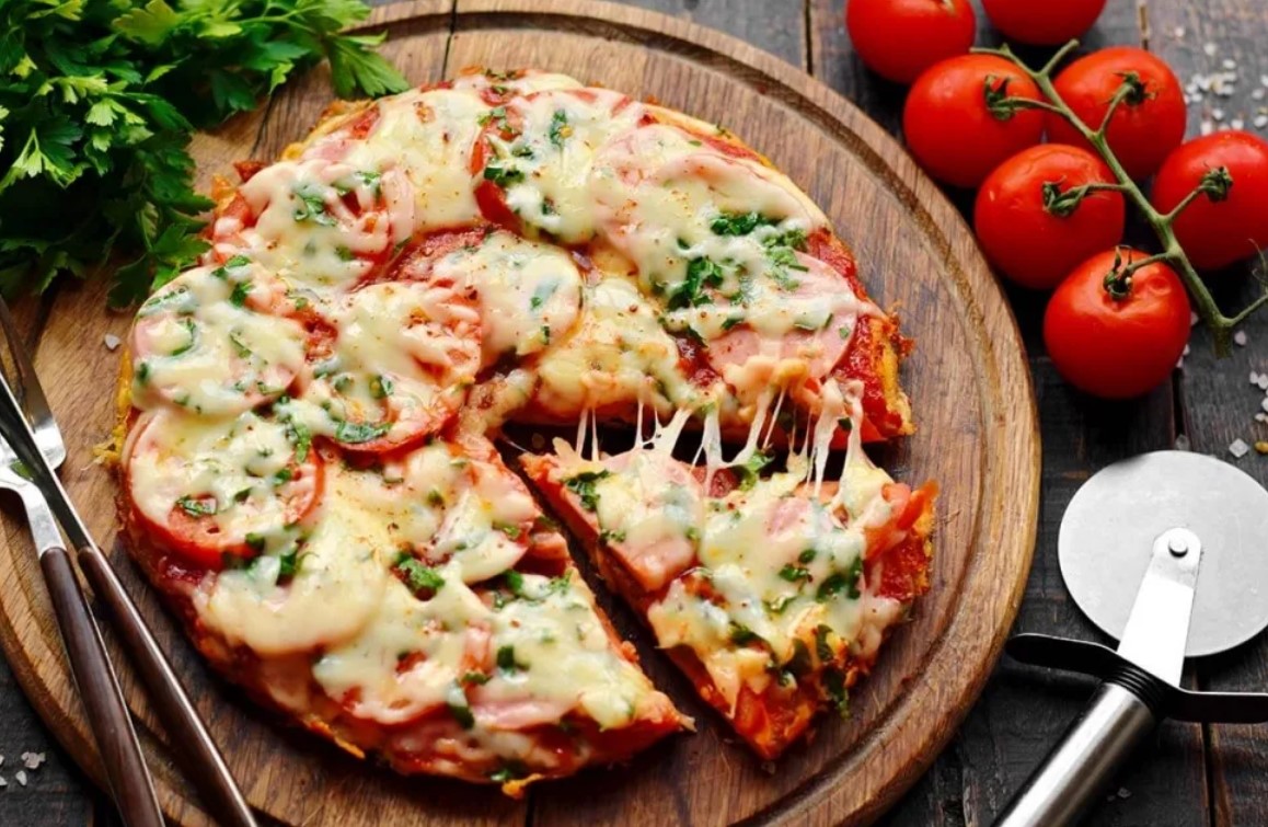 рецепт пиццы в духовке с готовым тестом с колбасой и сыром помидорами фото 46
