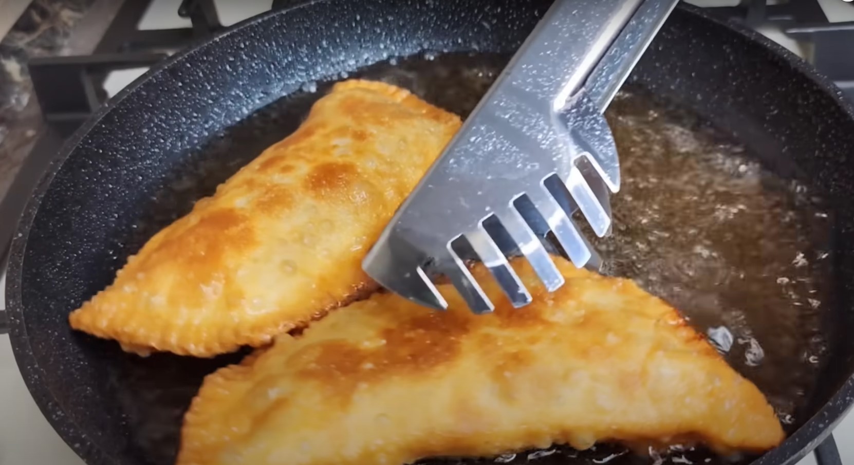 Чебуреки на подсолнечном масле. Вкусное тесто для чебуреков пузырчатое и хрустящее. Чебуреки на подсолнечном масле. Чебуреки в духовке. Масло растительное для чебуреков.