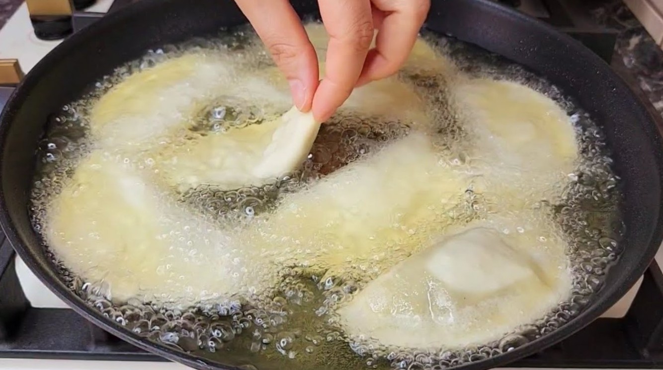 Чебуреки, как сделать тесто мягким внутри и поджаренным снаружи?