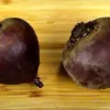 Отварная очищенная свекла для приготовления праздничного салата, базовый ингредиент