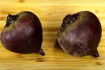 Отварная очищенная свекла для приготовления праздничного салата, базовый ингредиент