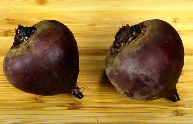 Отварная очищенная свекла для приготовления праздничного салата, базовый ингредиент