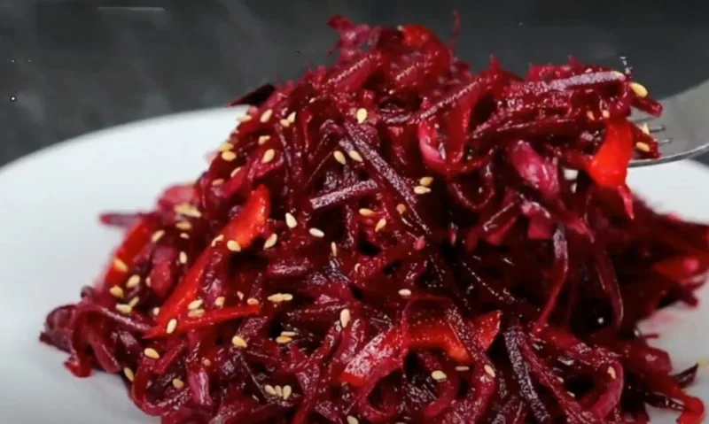 Готовый салат из свеклы с грецкими орехами и чесноком