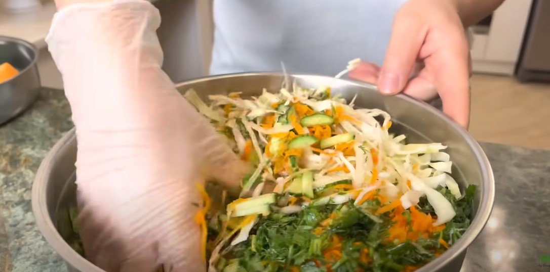 Вкусная капуста посолить вкусно и быстро рецепты. Квашеная капуста кусками. Вкусная капуста посолить вкусно и быстро рецепты. Солёная капуста на зиму. Как быстро посолить капусту.