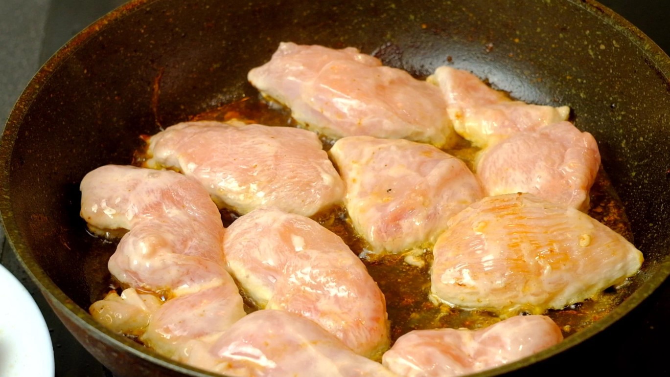 Маринованная курица на сковороде. Куриное жаркое. Замариновать курицу. Маринованная курица. Филе с маринованным мясом.
