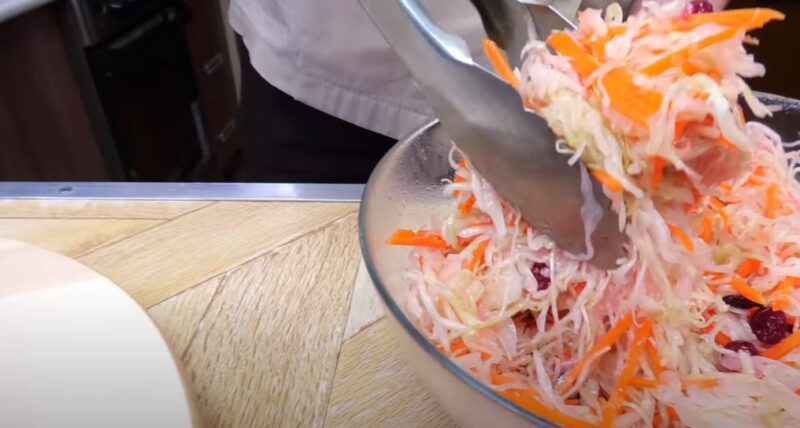 Салат из свежей капусты. Тот самый, как в советской столовой: с брусникой или клюквой
