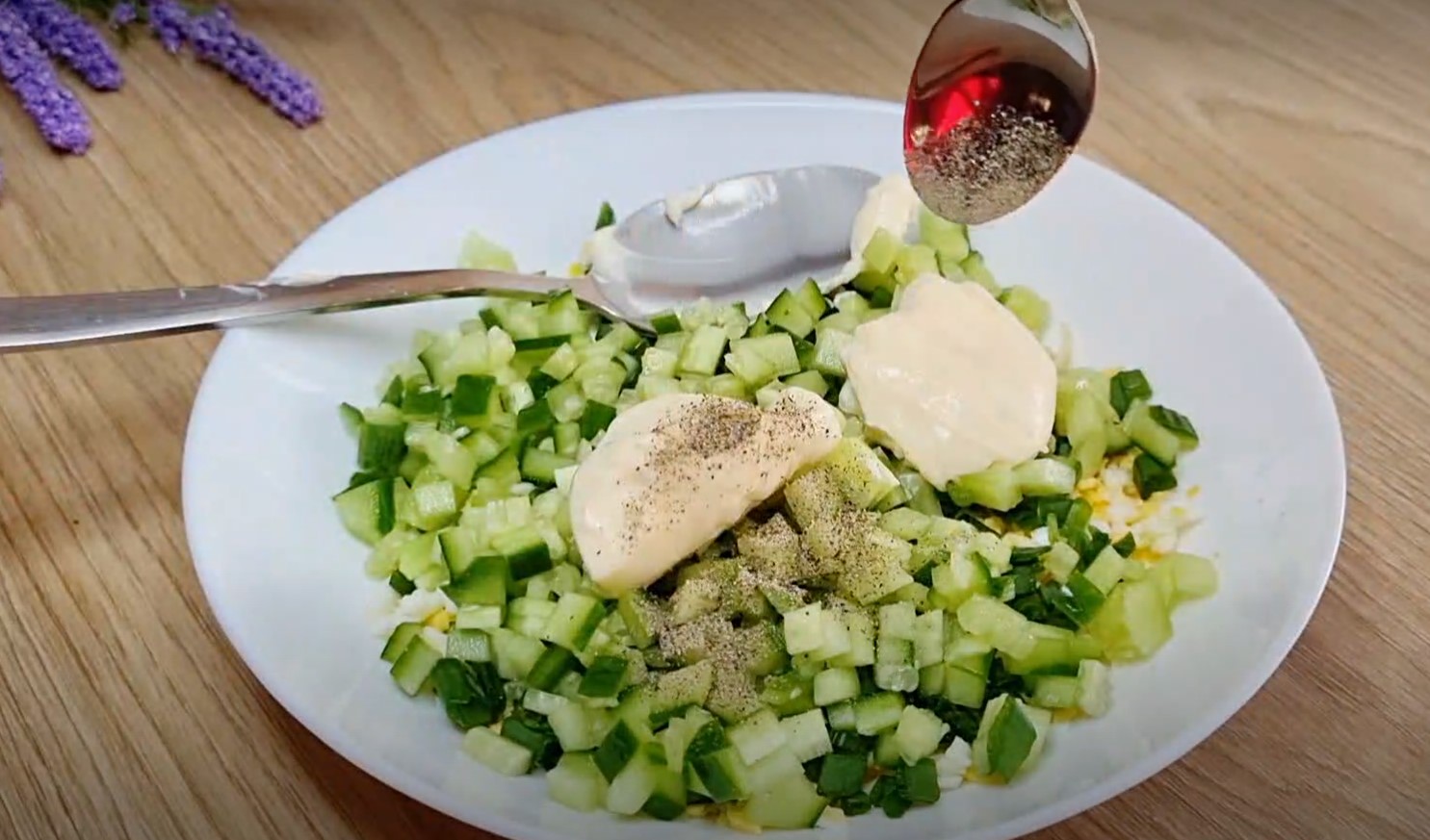 Закуска из филе селёдки и лука под сметанно-сырным соусом