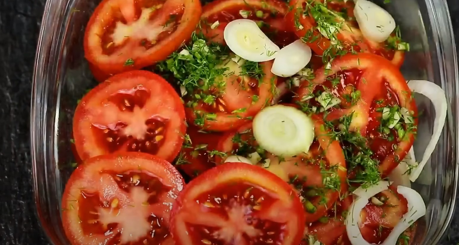 Помидоры с петрушкой закуска. Помидор нарезанный. Помидор кружочками. Помидор нарезанный кружочками. Помидоры с сахаром.