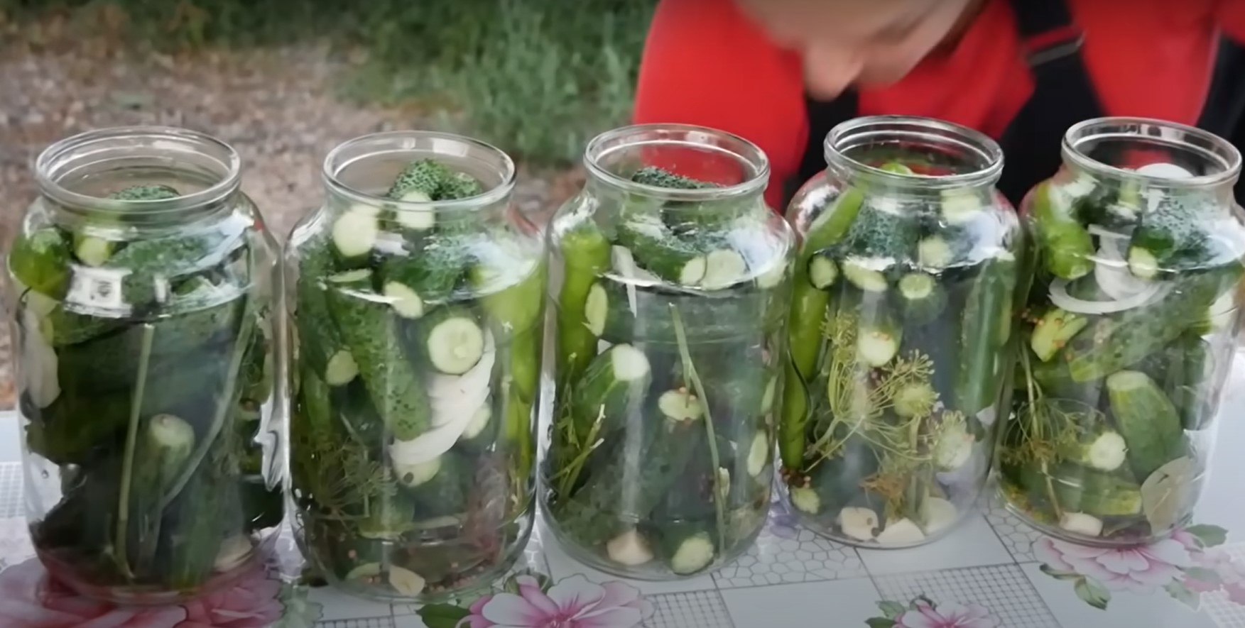 Огурцы на зиму хрустящие в 1л банках. Банка с огуречным рассолом. Beer Pickled cucumber.