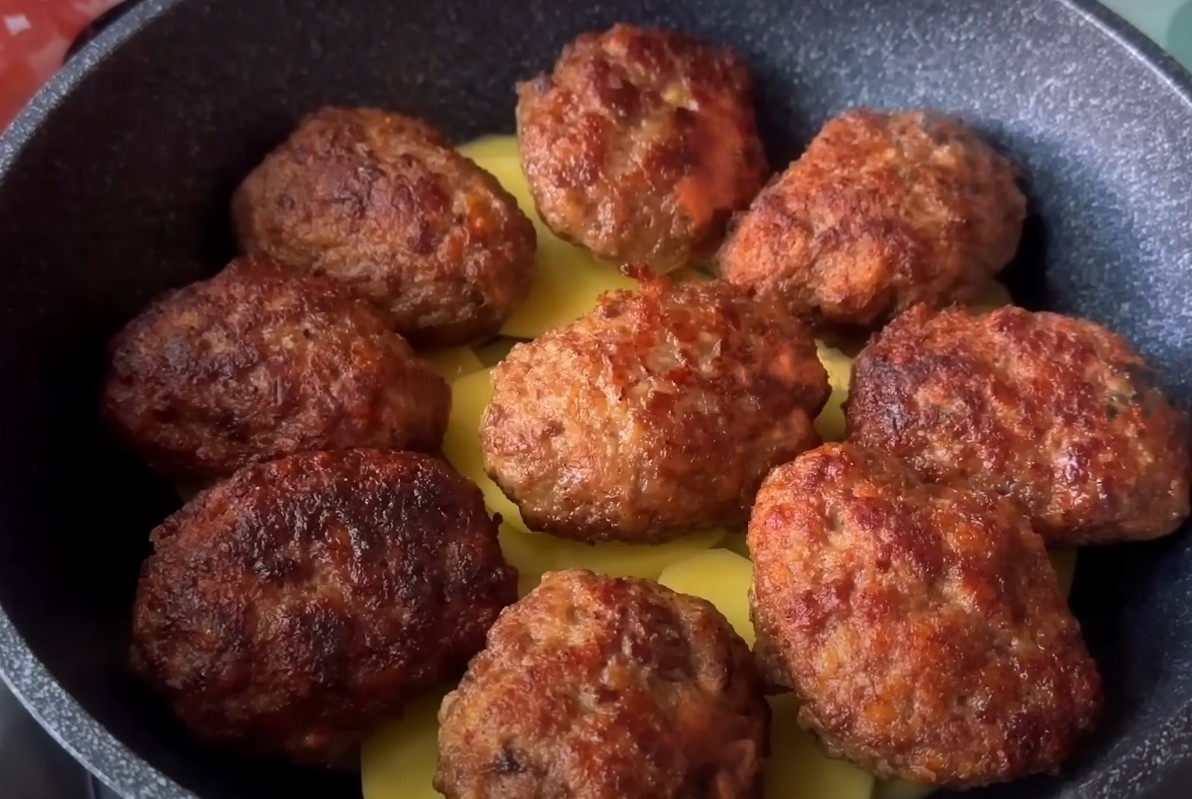 Повар котлеты. Повар котлеты. Повар с котлетами. Повар котлеты. Столовая кшп дружба.