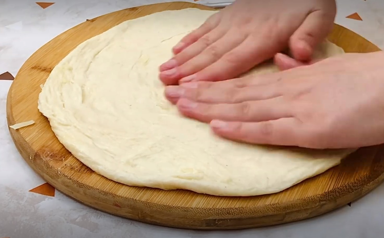 Тесто мукой манкой. Тесто для пиццы с манкой. Лепешка домашняя магнит. Для чего манка в пицце. Тесто для пиццы на манке рецепт.