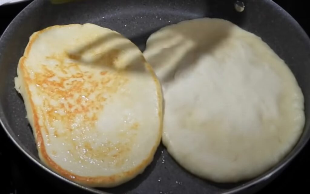 Беру 200 г творога и немного кефира. Самый вкусный завтрак на большую семью