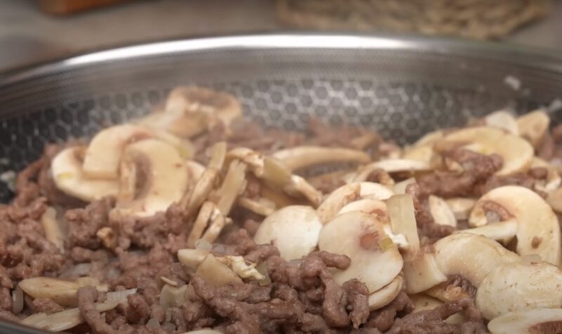 Картофельная запеканка с фаршем и брокколи: видео-рецепт