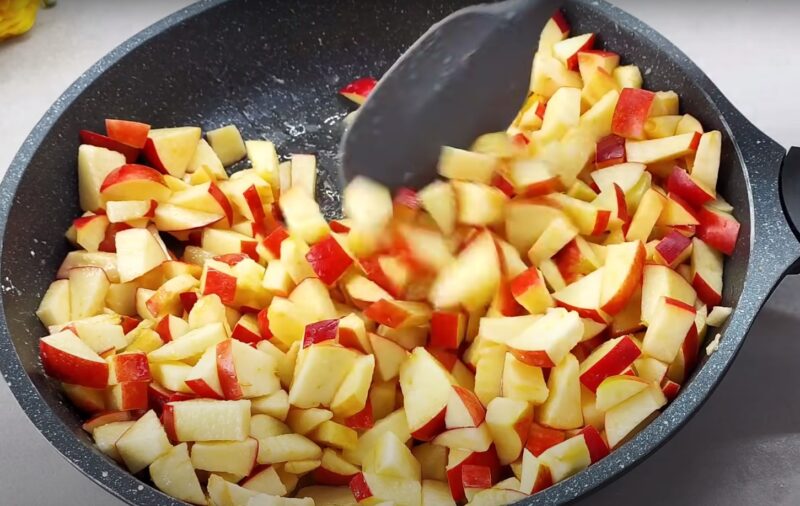 Новый рецепт яблочного пирога. Больше яблок, чем теста: готовлю за 15 минут