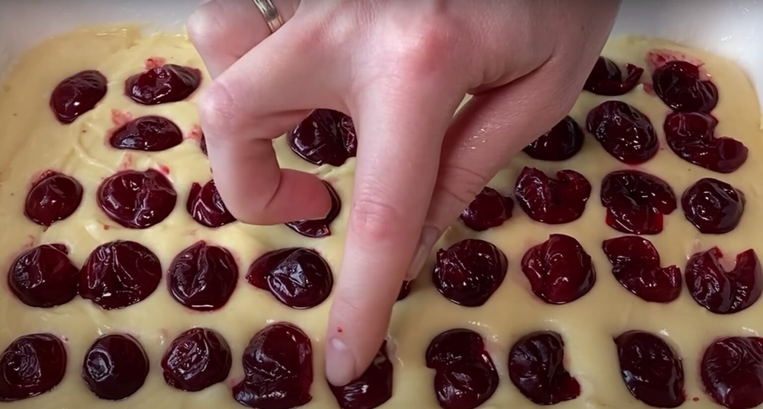 Венгерский пирог с клубничным джемом и орехами