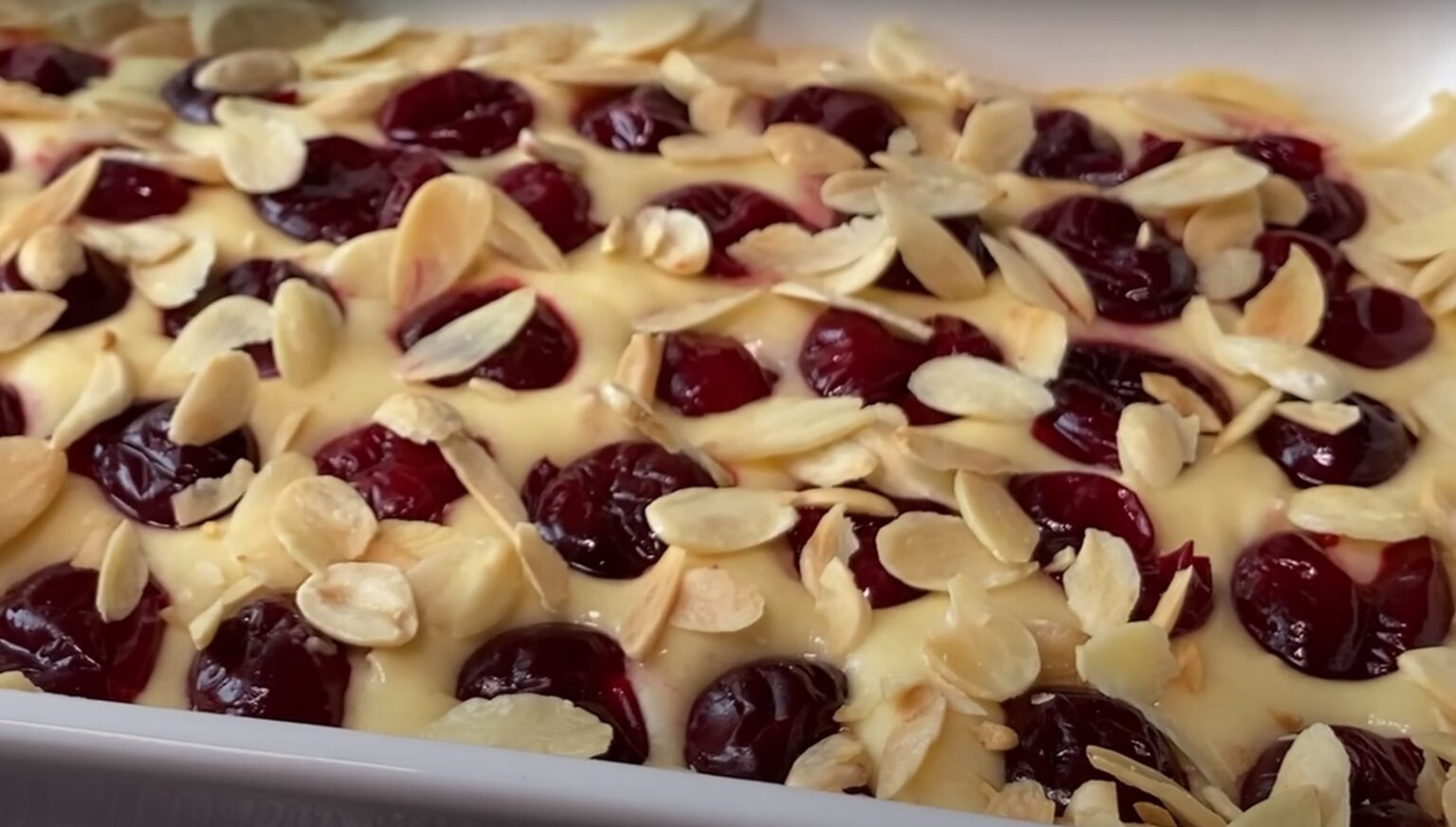 Венгерский пирог с клубничным джемом и орехами