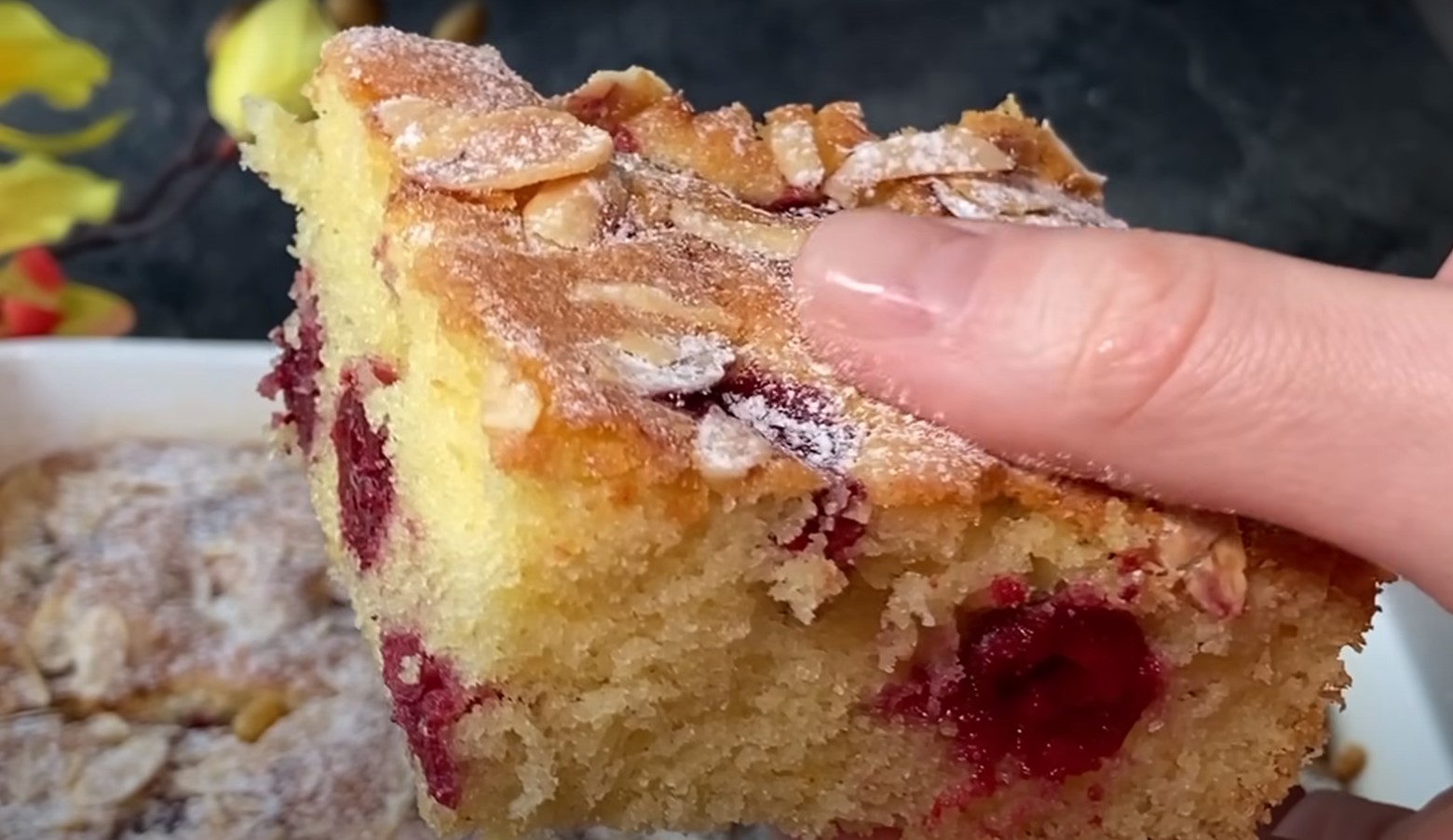 Венгерский пирог с клубничным джемом и орехами